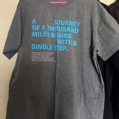 グレーTシャツ