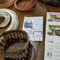 クラフトペーパーバンド　ひも　まとめ　/　ホワイト　ピンク　作り方　カゴ　ハンドメイド　手作りの画像