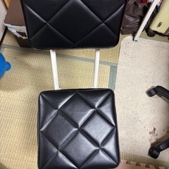 パイプ椅子×3 普通の椅子×1の画像