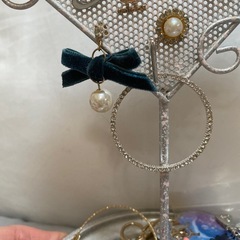 パールとリボン　クリスタルフープピアスセットの画像