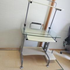 ガラス天板のパソコンデスク