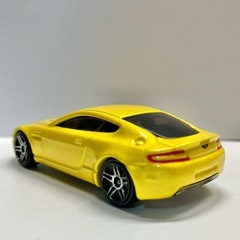 ホットウィール　Aston Martin V8 Vantage 黄色の画像
