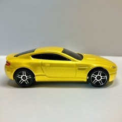 ホットウィール　Aston Martin V8 Vantage 黄色の画像
