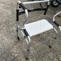 歩行器 高齢者用 軽量 大人用 室内 介護 立ち上がり補助 キャスター シートボード付き 交互 固定 2way コンパクト ステンレス 高さ調節 折り畳み ほこうき 折り畳み歩行器 脚部取替可 組立不要 取扱の画像