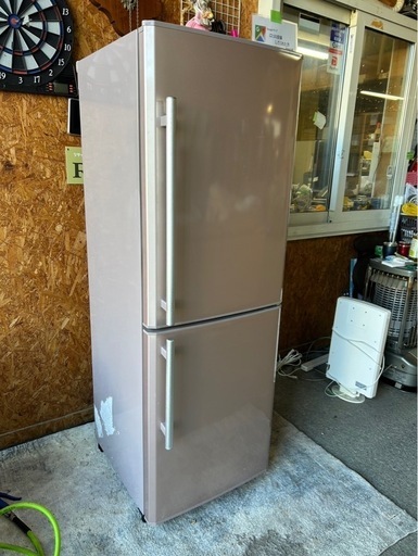 D1704   三菱　MITSUBISHI 冷蔵庫　2012年　256L 左側面テープ跡　割れあり