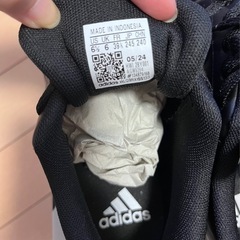 adidas スニーカーの画像