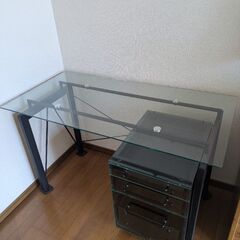 ガラス天板のデスク＆デスクワゴン