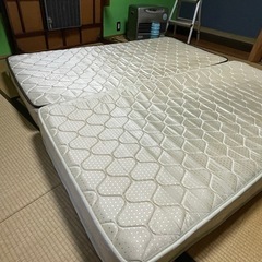 ベッドフレームとニトリベッドマットレス2枚付の画像