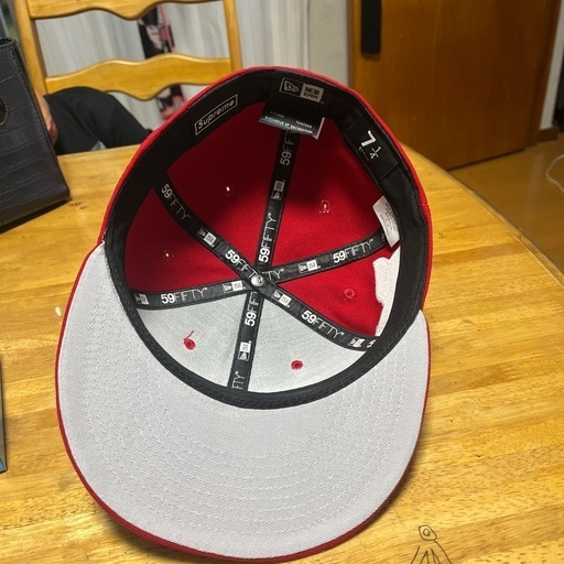 supremeキャップ赤 (jjj) 赤嶺の小物《帽子》の中古・古着