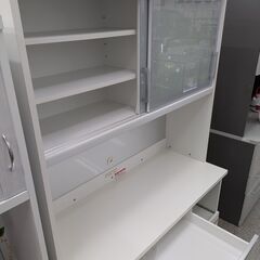 ジモティー見た！で5%OFF【キッチンボード】 高橋木工所 レンジボード 食器棚 カップボード スモークガラス スライド扉 ソフトクローズ モイス加工:ホワイトの画像