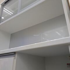 ジモティー見た！で5%OFF【キッチンボード】 高橋木工所 レンジボード 食器棚 カップボード スモークガラス スライド扉 ソフトクローズ モイス加工:ホワイトの画像
