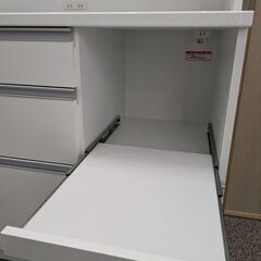 ジモティー見た！で5%OFF【キッチンボード】 高橋木工所 レンジボード 食器棚 カップボード スモークガラス スライド扉 ソフトクローズ モイス加工:ホワイトの画像