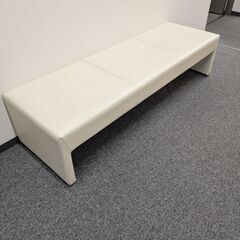 白いソファベンチ