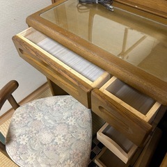 ドレッサー椅子付きの画像