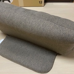 どこでも背もたれになるリビング枕の画像