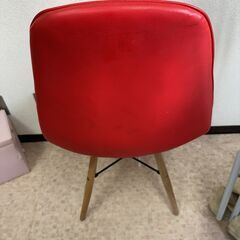 【赤いデザインチェア】北欧風 合皮×木脚 チェア（レッド）の画像