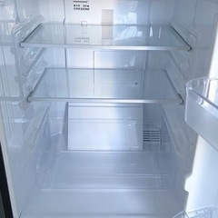 冷蔵庫【配達無料お届け設置出来ます💫都内近郊🚚】✨どっちでもドア採用💫信頼のSHARP製✨便利！どっちでもドア💫除菌クリーニング済の極美品✨他にも冷蔵庫.洗濯機.電子レンジ.オーブン電子レンジ.炊飯器.テーブル&椅子.机&チェアー.ベット&マットレス.ドレッサーなど多種多様な美品が有ります✨お気軽にお問い合わせ下さい💫の画像