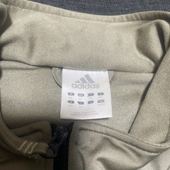 adidasトラックジャケットの画像