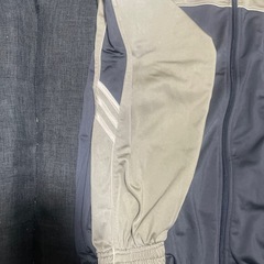 adidasトラックジャケットの画像