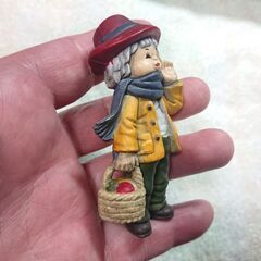 リンゴのカゴを持った子供の置物　レトロ　アンティーク　ビンテージの画像