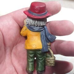 リンゴのカゴを持った子供の置物　レトロ　アンティーク　ビンテージの画像