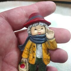 リンゴのカゴを持った子供の置物　レトロ　アンティーク　ビンテージの画像