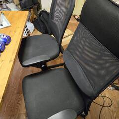 オフィスチェア2つ・カジュアルチェア1つ
