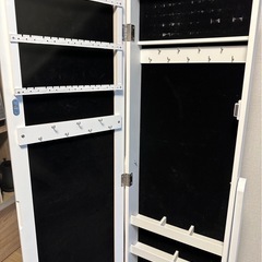 アクセサリー収納付きスタンドミラーの画像