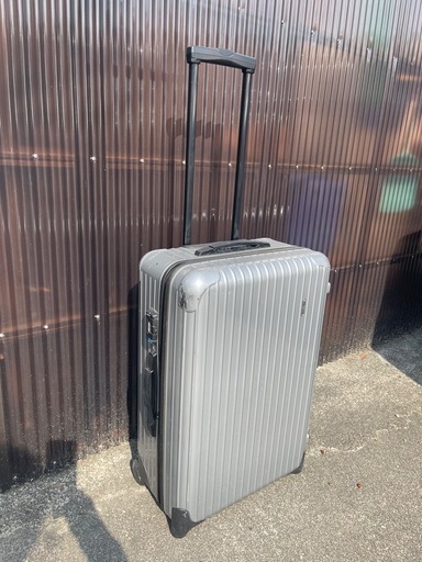 リモワの高級スーツケース　中型