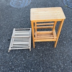 木製踏み台と折りたたみ棚のセットの画像