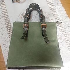 モスグリーンのショルダーバッグ
