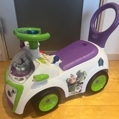 バズライトイヤー　足蹴り車　手押し車　