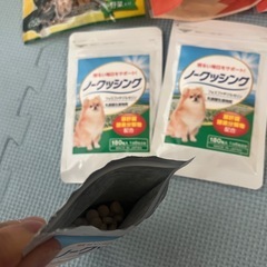 ノークッシング✖️2.8袋、歯磨きガム、犬心　糖＆脂コントロール　0.8袋、ササミ入りガム　ディンゴ　1.5袋、犬用缶詰　1缶の画像
