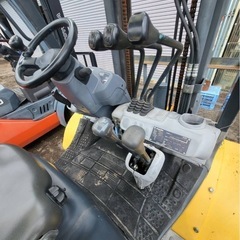 9月末渡しの価格！コマツ　2.5ｔフォークリフト　FD25C-17　　マスト3m・ジーゼルエンジン・中古油圧ミニユンボの画像