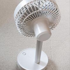 USB充電式 自動首振りミニ扇風機 卓上ファンの画像