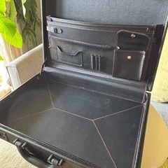 レトロな黒いアタッシュケースの画像