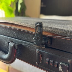 レトロな黒いアタッシュケースの画像