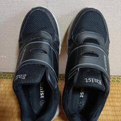 スニーカー黒の画像