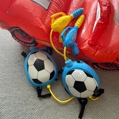 浮き輪と水鉄砲の画像