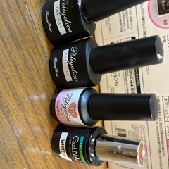 ジェルネイルセットとマニキュアの画像