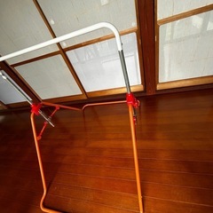 お子様の練習用に室内用鉄棒の画像