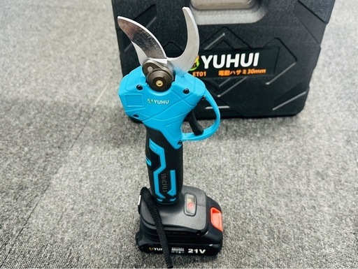 電動ハサミ 充電式 切断直径30mm 庭木/枝切り/果樹用 剪定鋏 園芸用剪定用具 バッテリー2個替え刃4枚付属