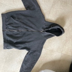 チャック付きのパーカー