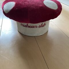 赤いきのこ型の小さなフットスツール