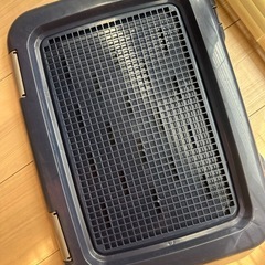 アイリスオーヤマ 犬 トイレ メッシュカバー付 フチもれしにくいトレーニングペットトレー レギュラー 銀イオン配合 抗菌 ネイビーの画像