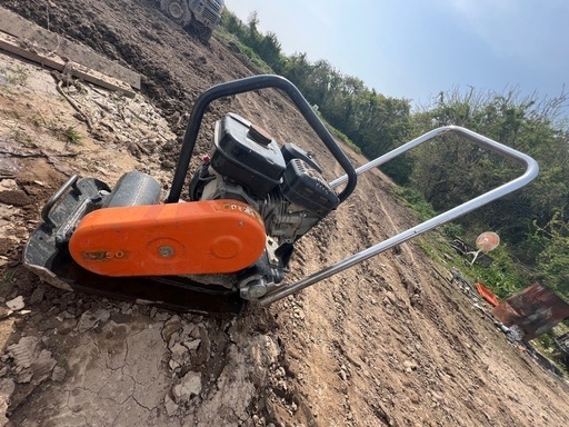 プレートコンパクター