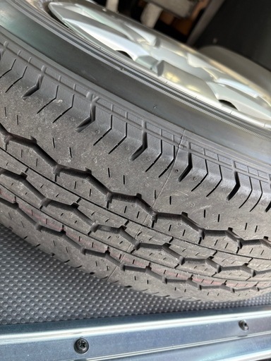 ハイエースタイヤ　新車外し