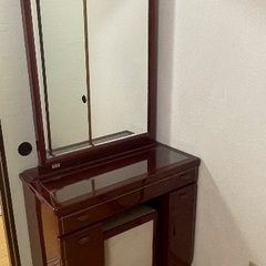 艶のある華やかな塗装のドレッサーです