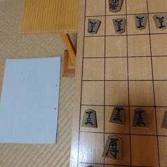 将棋盤と駒と置き台の画像