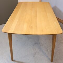 IDC OTSUKA(大塚家具)にて取り扱われている人気シリーズ"シネマ"のダイニングテーブル 1500です。北欧スタイルのデザインとオーク無垢材のナチュラルな質感がポイントの4人用食卓です♪の画像